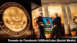 Mike Hammer posa en la residencia diplomática en La Habana, en esta foto publicada por la Embajada de Estados Unidos en diciembre de 2024.