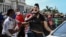 Un joven manifestante arrestado con violencia durante la protesta pacífica del 11 de julio en La Habana.