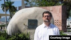 El embajador español en Cuba, Juan José Buitrago de Benito, orondo ante la tumba del dictador comunista de Cuba, Fidel Castro.