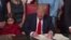 Donald Trump firma sus primeras órdenes ejecutivas.