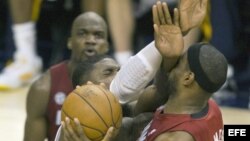 Roy Hibbert (i) contra LeBron James (d). 