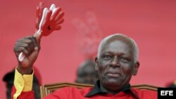 El presidente de Angola, José Eduardo dos Santos, lleva 33 años en el poder y se le acusa de haberse enriquecido a costa del país.