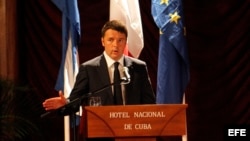 El primer ministro italiano, Matteo Renzi, pronuncia un discurso en la inauguración del foro empresarial Italia-Cuba. EFE