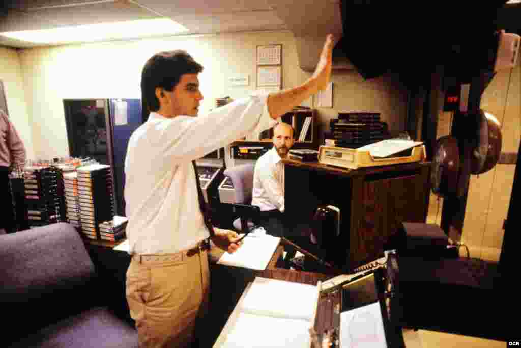 Productor Francisco Ojeda en un estudio de Radio Martí en Washington.