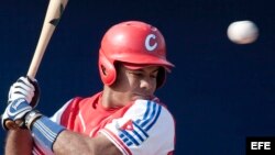 Michel Enríquez batea una bola durante el juego contra Holanda, en el Campeonato Mundial de Béisbol en 2009.