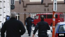  Un vehículo sospechoso, la furgoneta roja que aparece en la foto, es acordonado por la policía cerca del Parlamento Europeo en Bruselas. EFE