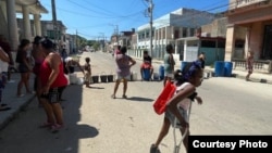Bloqueo de calle en Tamarindo, entre Rabí y Diez de Octubre, en el reparto habanero de Santos Suárez, el 1 de octubre de 2025.