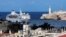 Un crucero pasa junto al Morro en la entrada del puerto de La Habana.