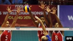 Los jugadores cubanos Leandro Macías (izq), David Fiel (cen) y Rolando Cepeda (der), rechazan el ataque del ruso Nikolay Pavlov, durante el partido Cuba-Rusia de la Liga Mundial de Voleibol celebrado en La Habana (Cuba).
