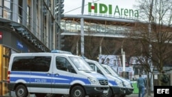 Varios vehículos de policía permanecen en el exterior del estadio de fútbol HGI-Arena en Hannover (Alemania) hoy, 17 de noviembre de 2015.