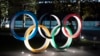 Los anillos olímpicos frente al nuevo Estadio Nacional de Tokio. 