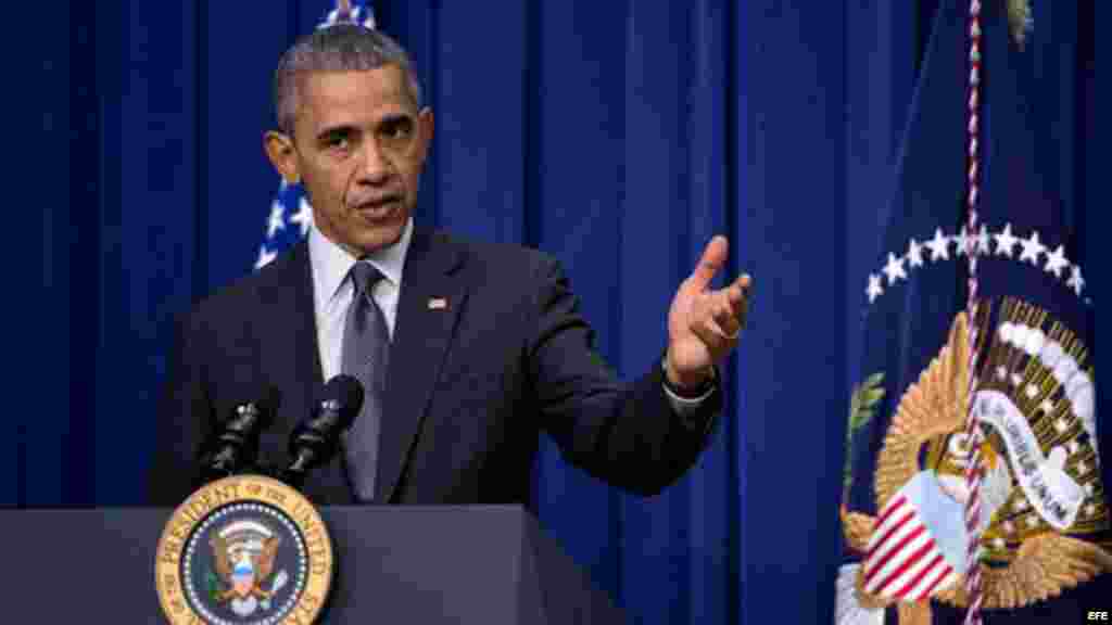 El presidente de Estados Unidos, Barack Obama, pronuncia un discurso antes de proceder a la firma la nueva ley educativa durante una ceremonia celebrada en el Edificio de la Oficina Ejecutiva Eisenhower de la Casa Blanca en Washington.