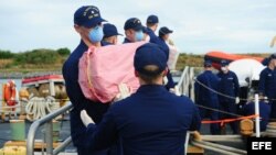 Miembros de la tripulación del buque de la Guardia Costera estadounidense Cutter Tampa descargando en Puerto Cañaveral, Florida (EEUU) los 75 fardos con 2,6 toneladas de cocaína incautada en las aguas del Caribe. 