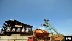 Obreros descargan un camión cargado con caña de azúcar en un central en Calimete, provincia de Matanzas.