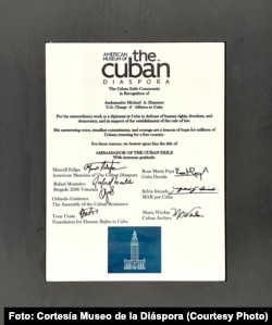 Placa entregada a Mike Hammer tras su nombramiento como Embajador del Exilio Cubano