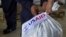 Bolsa con ayuda humanitaria enviada por USAID