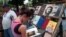 Puestos de libreros callejeros que colman la Plaza de Armas de La Habana Vieja. 