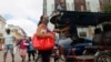 Una mujer con su gato en la bolsa en una calle de La Habana, en medio del peor rebrote de COVID-19 que ha vivido la capital. REUTERS/Stringer