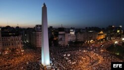 Miles de manifestantes se congregan en el Obelisco de Buenos Aires para protestar contra intenciones del oficialismo de forzar un tercer mandato de Cristina Fernández.