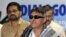 El integrante del equipo negociador de las FARC, Seuxis Paucias Hernández Solarte (frente), alias "Jesús Santrich", hace una declaración a la prensa hoy, martes 30 de abril de 2013.