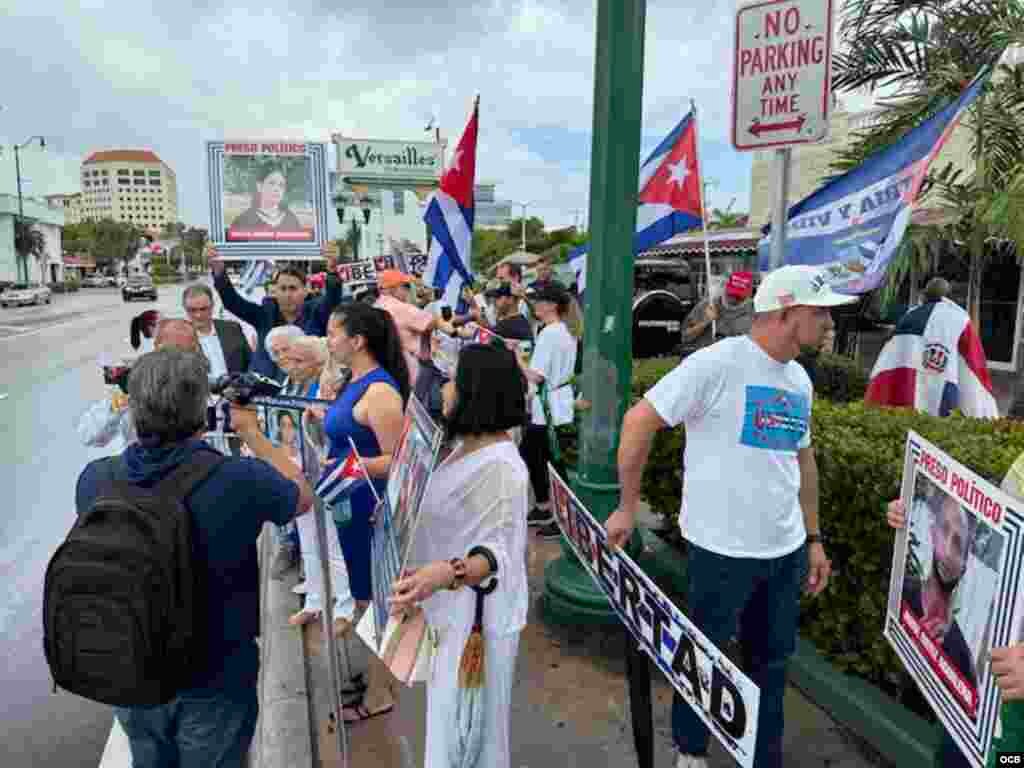 Una vez más el restaurante Versailles, en Miami, se convierte en escenario de una manifestación de exiliados cubanos por la libertad.