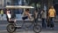 Un bicitaxista espera la llegada de clientes en una calle en La Habana.