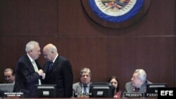 José Manuel García-Margallo (i), saluda al secretario general de la Organización de Estados Americanos (OEA), José Miguel Insulza (c).