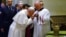El papa Francisco besa un crucifijo durante una misa en la Catedral de San Patricio en Nueva York.