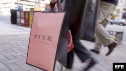 Compradores caminan por la Avenida Connecticut, en Washington D.C. 