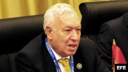 El ministro de Relaciones Exteriores de España, José Manuel García Margallo (i).