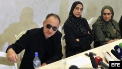 Anzor Tsarnaev (i), el padre de los hermanos Tsarnaev, considerados los autores del atentado perpetrado el pasado 15 de abril durante el maratón de Boston, su madre, Zubeidat Tsarnaeva (c), y su tía Patimat Suleymanova (d), durante una rueda de prensa.