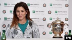 Garbiñe Muguruza participa en una conferencia de prensa tras vencer a Serena Williams en el Abierto de Francia.