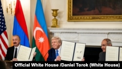 Trump firma una declaración trilateral con el presidente Ilham Aliyev, de Azerbaiyán, y el primer ministro Nikol Pashinyan, de Armenia.