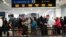 Viajeros en un punto de control en el Aeropuerto Internacional de Miami, el 23 de mayo de 2024. (AP Photo/Lynne Sladky).