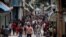 Una multitud de personas transita por una calle comercial de La Habana. (REUTERS/Alexandre Meneghini)