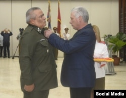 Díaz-Canel pone medalla a primer coronel del MININT