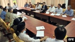 Los negociadores del gobierno de Colombia y de las FARC (de espaldas en la foto) dialogan en La Habana.