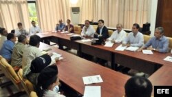 Fotografía de archivo. Los negociadores del gobierno de Colombia y de las FARC (de espaldas en la foto) dialogan en La Habana.